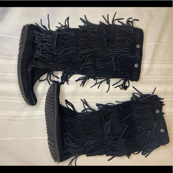Minnetonka 5-Layer Fringe Boot black gently used womens size 7.5 suede - Picture 3 of 7